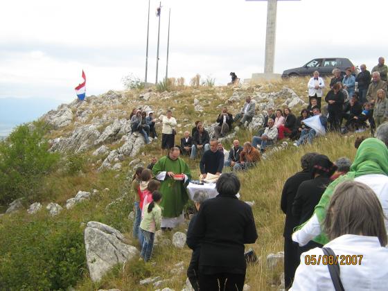 S mise na križevcu